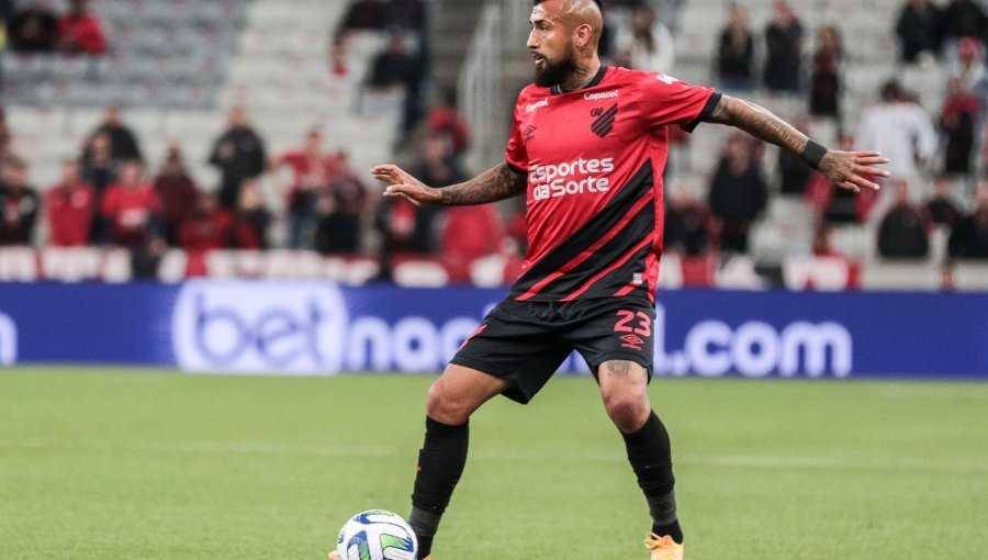 En la Roja llamaron a Brasil por lesión de Arturo Vidal en partido del A. Paranaense