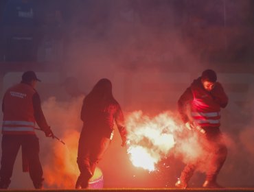 UC prohíbe el ingreso a estadios por seis años a sujetos que encendieron bengalas