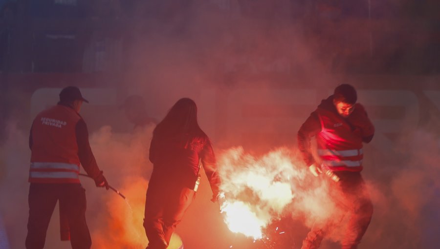 UC prohíbe el ingreso a estadios por seis años a sujetos que encendieron bengalas