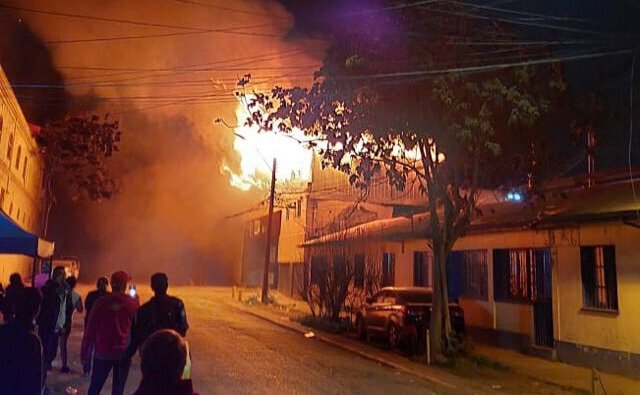 Gigantesco incendio afectó a taller de conocida empresa de transporte en Estación Central