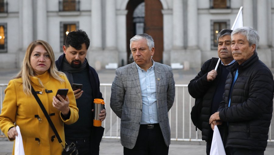 Colegio de Profesores dio inicio al paro indefinido desde la Plaza de la Constitución