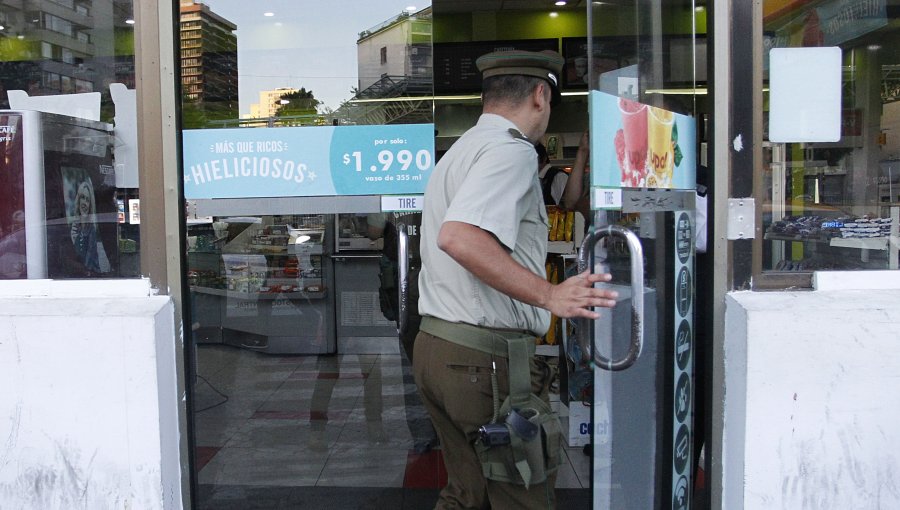 Banda de delincuentes asaltó bencinera de calle Uno Norte en Viña del Mar: robó recaudación y el automóvil de un cliente