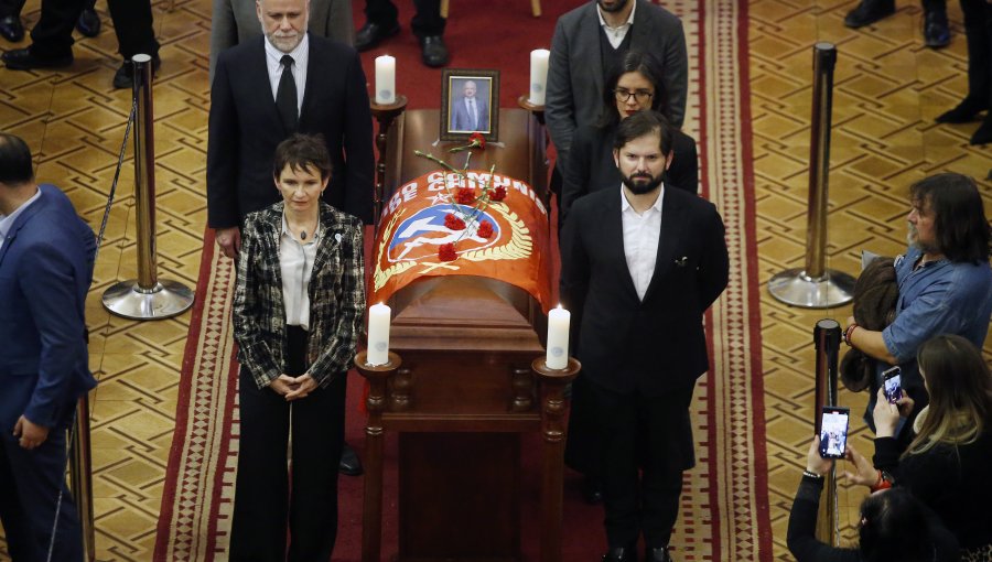 Presidente Boric encabezó guardia de honor en velorio de Guillermo Teillier en ex Congreso