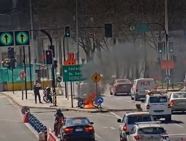Hombre quemó su motocicleta y mordió a guardia municipal durante fiscalización en Las Condes