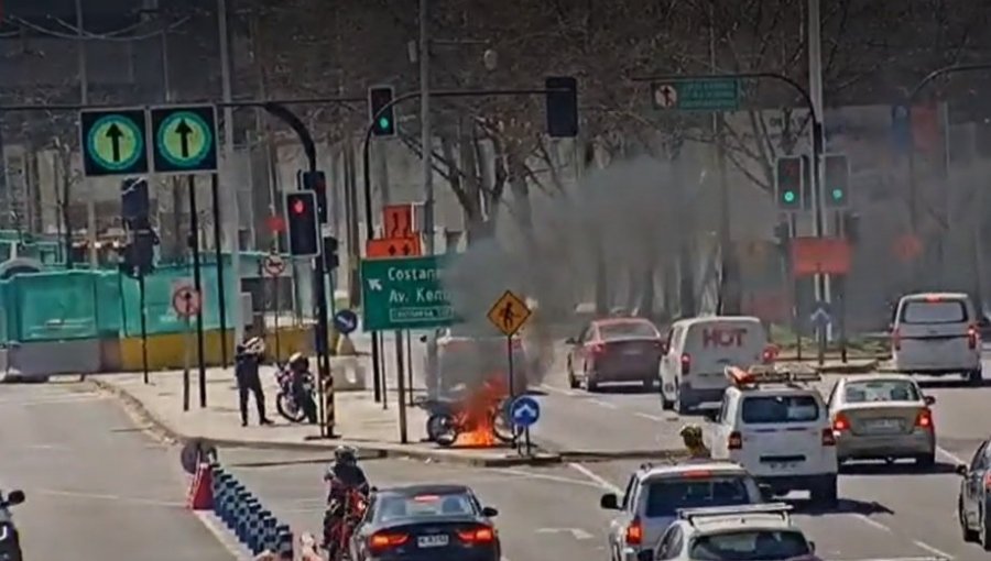 Hombre quemó su motocicleta y mordió a guardia municipal durante fiscalización en Las Condes