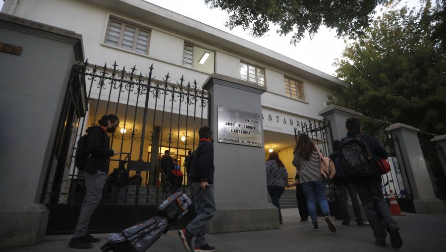 Tres artefactos de ruido fueron detonados al interior del Liceo Lastarria: identificaron a un sospechoso