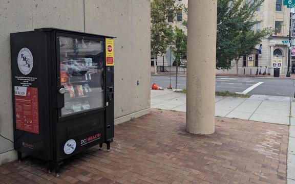 Las "máquinas de bebidas" que dispensan antídotos contra las sobredosis en Estados Unidos