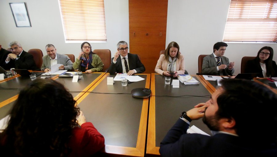 Ministerio de Hacienda destacó "fructífera" reunión con partidos políticos por el pacto fiscal