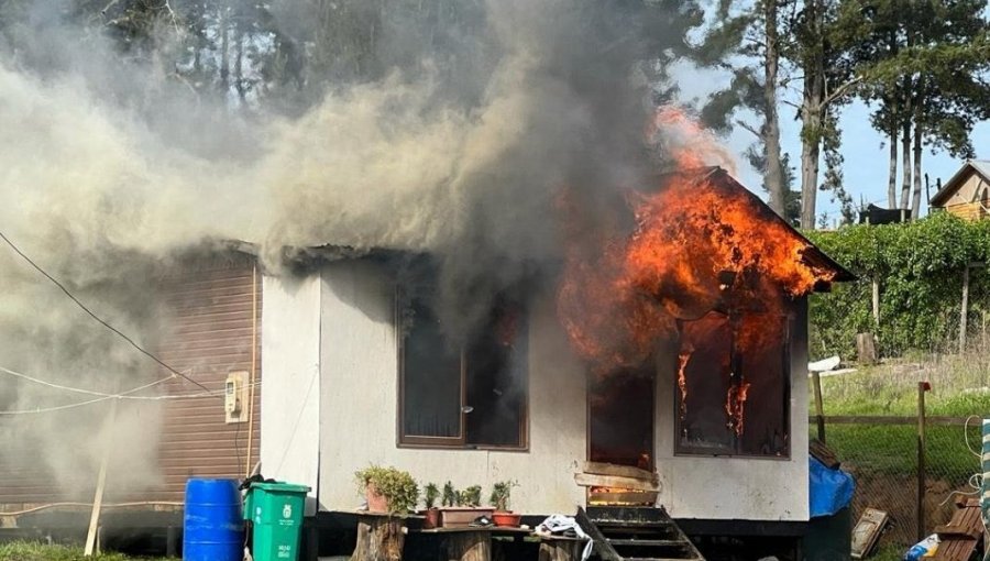 Incendio consumió una vivienda en el sector de Laguna Verde en Valparaíso: no hubo personas lesionadas