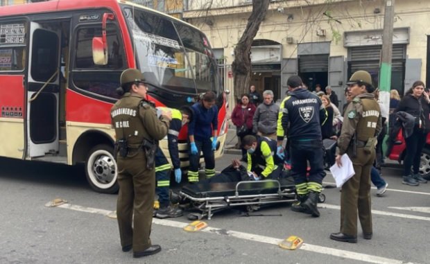 Microbús atropella a mujer que se habría tropezado tras descender de colectivo en zona no permitida en Valparaíso