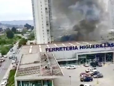 Incendio de grandes proporciones afectó a bodega de ferretería en Concón