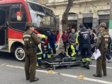 Microbús atropella a mujer que se habría tropezado tras descender de colectivo en zona no permitida en Valparaíso