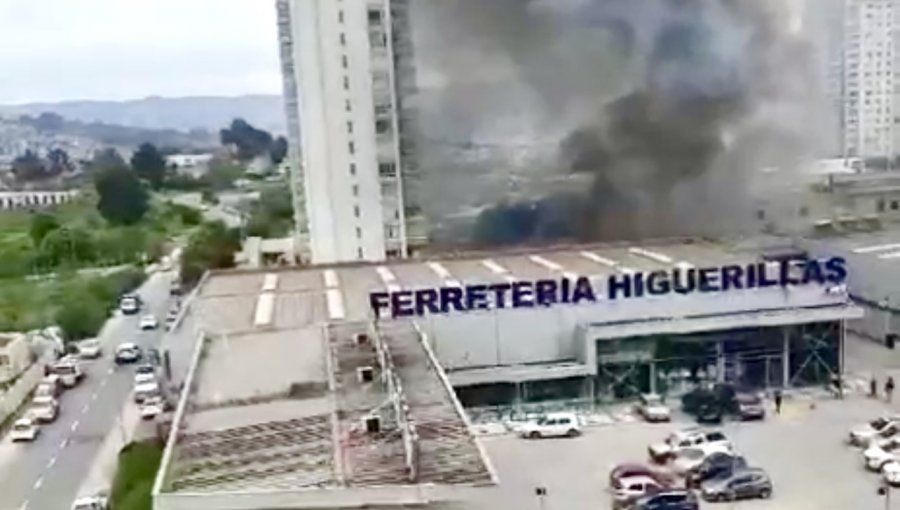 Incendio de grandes proporciones afectó a bodega de ferretería en Concón