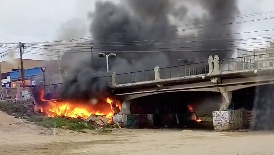 Ruco resulta completamente destruido por incendio bajo el puente Quillota de Viña