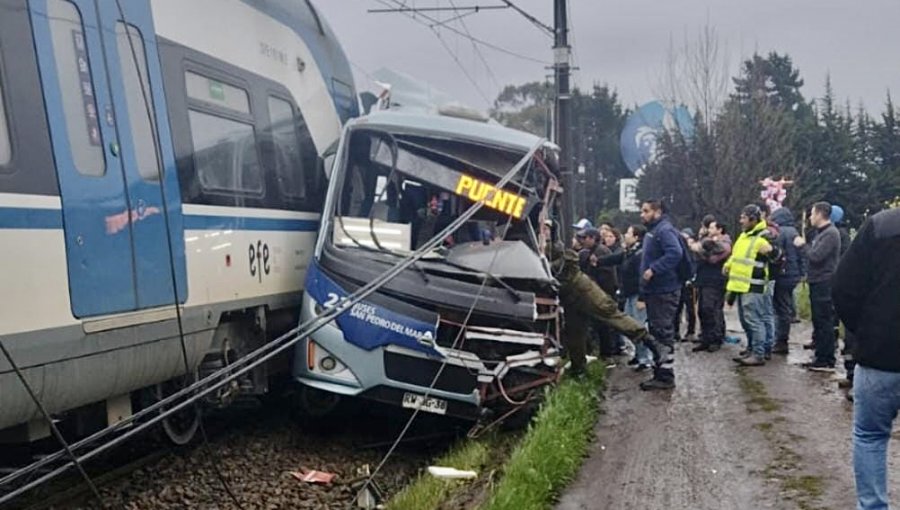 Al menos cuatro fallecidos y una decena de lesionados deja violenta colisión entre el Biotrén y un microbús en San Pedro de la Paz