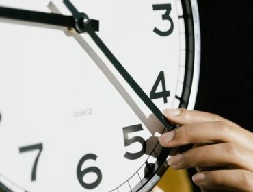 Cambio de hora: Este sábado se adelantan los relojes en una hora en Chile continental