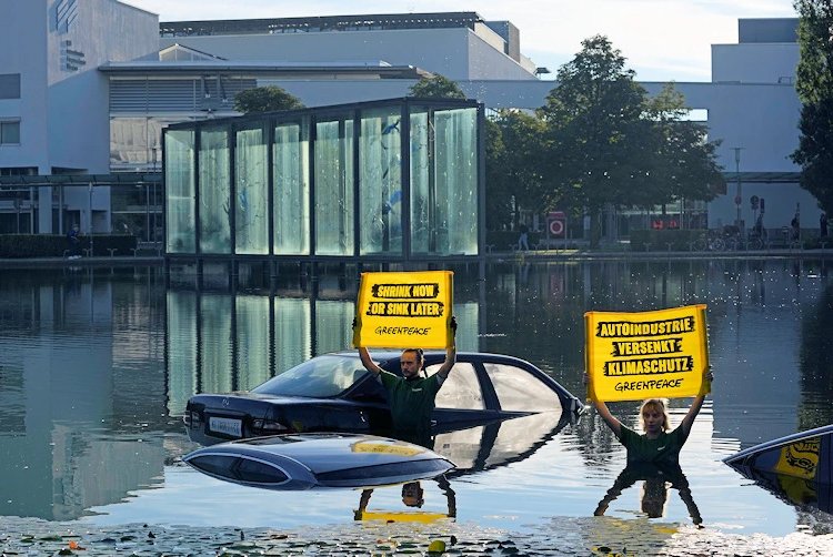 Greenpeace hunde carrocerías de vehículos en protesta contra el Salón Internacional del Automóvil de Múnich