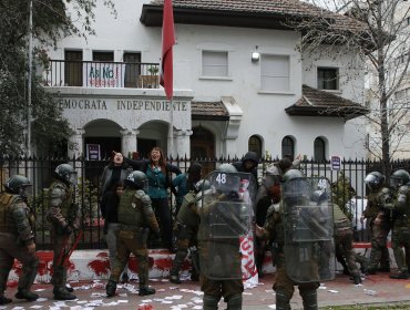 Manifestación en sede de la UDI terminó con 12 personas detenidas: una de ellas era menor de edad