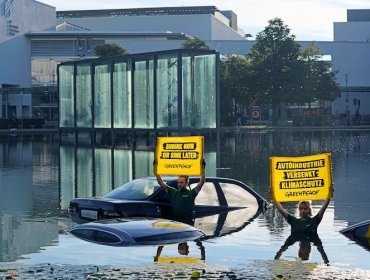 Greenpeace hunde carrocerías de vehículos en protesta contra el Salón Internacional del Automóvil de Múnich