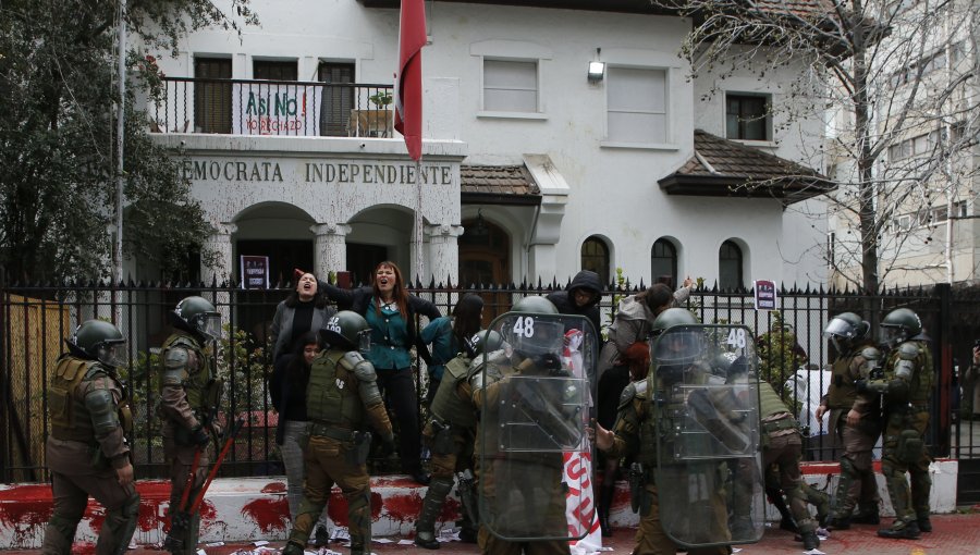 Manifestación en sede de la UDI terminó con 12 personas detenidas: una de ellas era menor de edad