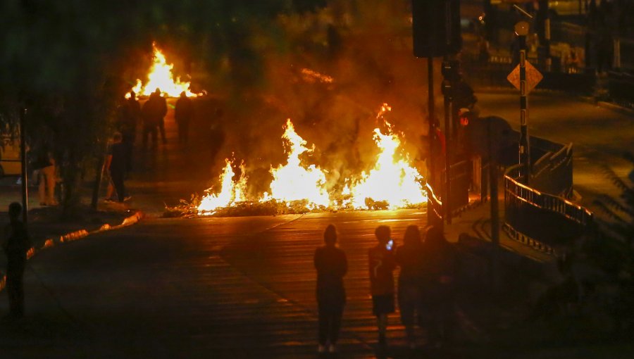 Turba de 40 encapuchados atacó con piedras la Comisaría de Carabineros Huechuraba y encendió barricadas en La Pincoya