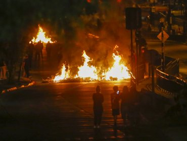 Turba de 40 encapuchados atacó con piedras la Comisaría de Carabineros Huechuraba y encendió barricadas en La Pincoya