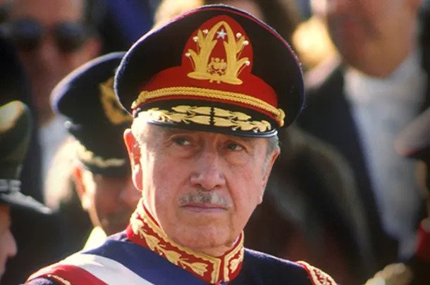 Gobierno de Argentina retiró dos condecoraciones que se le habían otorgado a Augusto Pinochet