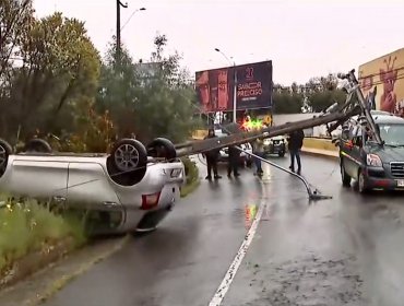 Accidente en Agua Santa dejó sin luz a varios sectores de Viña del Mar: auto terminó volcado y un poste cayó sobre una van