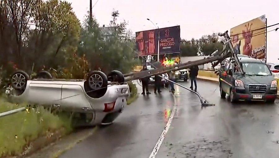 Accidente en Agua Santa dejó sin luz a varios sectores de Viña del Mar: auto terminó volcado y un poste cayó sobre una van