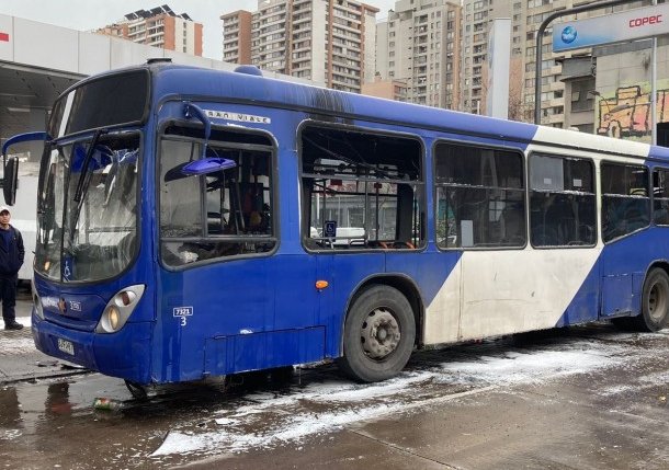 Encapuchados destrozaron y quemaron bus del servicio RED en Santiago: hay cinco detenidos