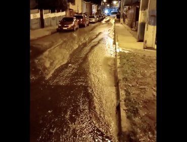 Vecinos de Viña del Mar denuncian que matriz de agua potable en el sector de Santa Inés se rompió por tercera vez esta semana