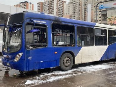 Encapuchados destrozaron y quemaron bus del servicio RED en Santiago: hay cinco detenidos