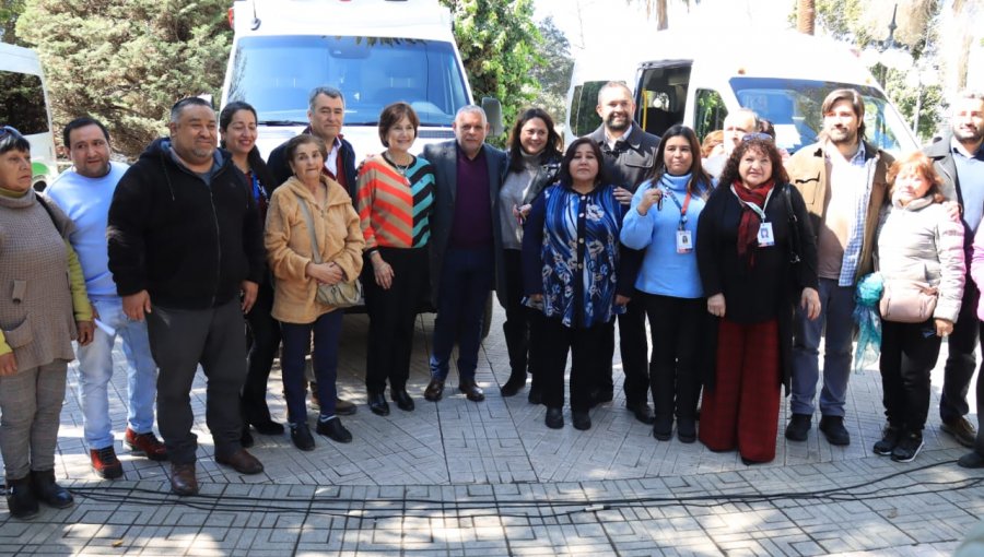 Gobierno Regional de Valparaíso entrega una ambulancia y dos minibuses para la salud municipal de San Felipe