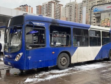 Decretan internación provisoria para adolescente por quemar bus en Santiago