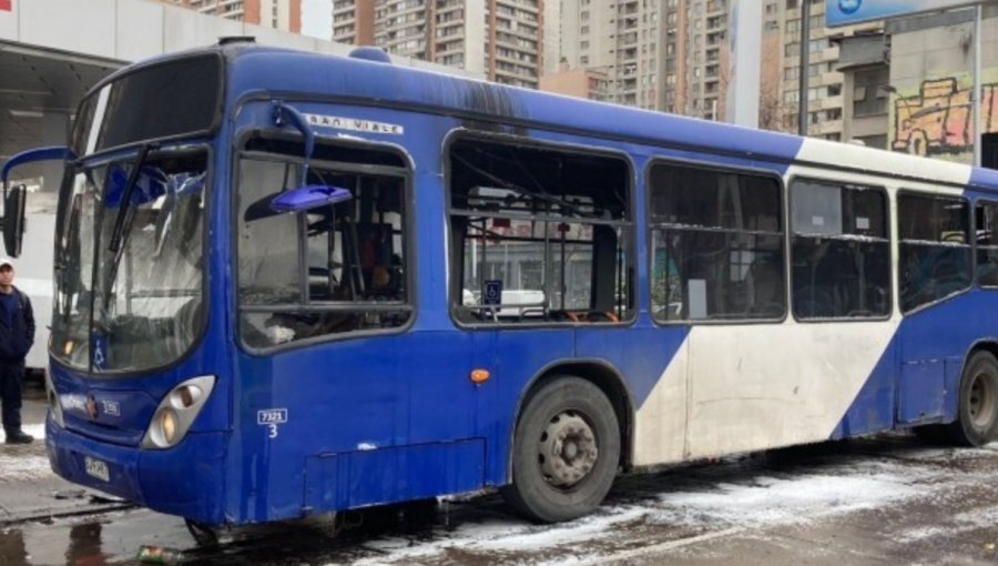 Decretan internación provisoria para adolescente por quemar bus en Santiago