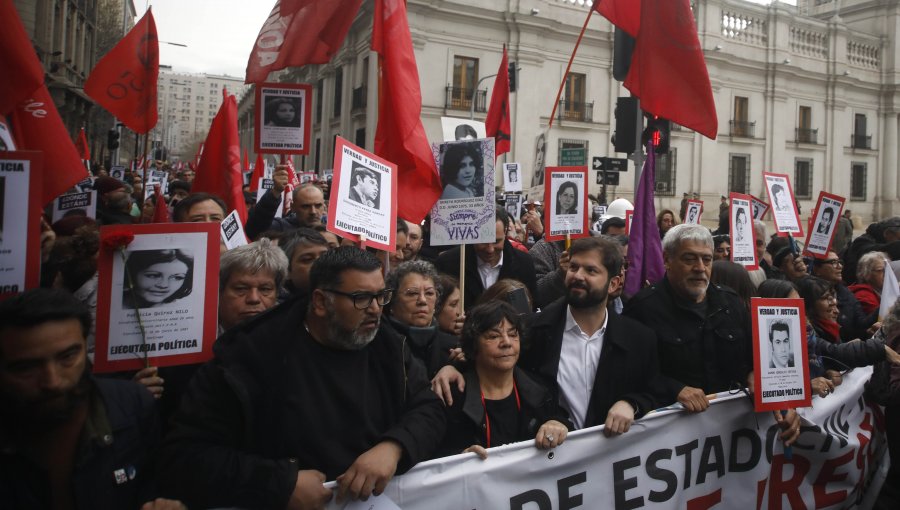 50 años del Golpe: Presidente Boric se sumó a tradicional romería hacia Cementerio General