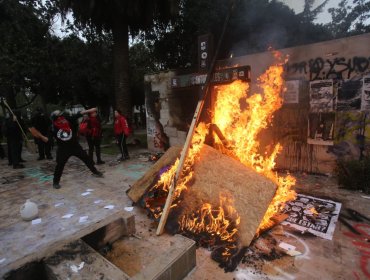 Romería por 50 años del golpe: En cementerio atacaron mausoleo de Carabineros y la tumba de Jaime Guzmán