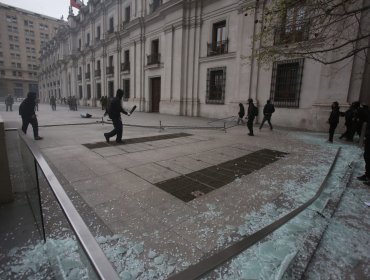 Violencia en La Moneda: Al menos seis ventanales rotos, rayados en muro y daños a Centro Cultural tras romería