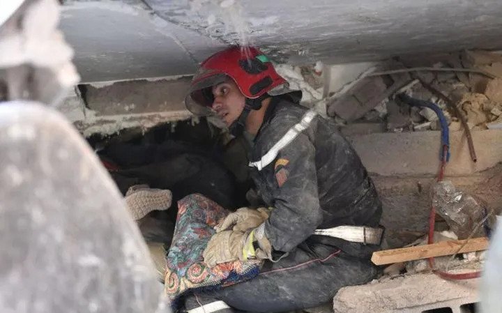 "La gente todavía está bajo las rocas": Las desesperadas labores de rescate tras el devastador terremoto en Marruecos