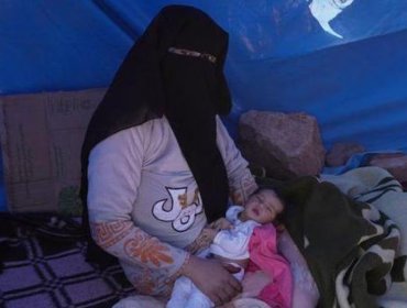 La bebé que nació unos minutos antes del terremoto en Marruecos y espera por ayuda en una carpa con su familia