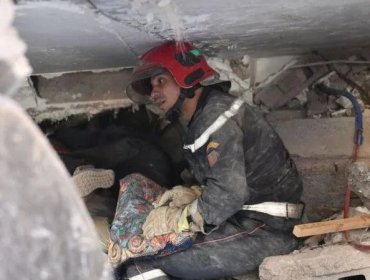 "La gente todavía está bajo las rocas": Las desesperadas labores de rescate tras el devastador terremoto en Marruecos