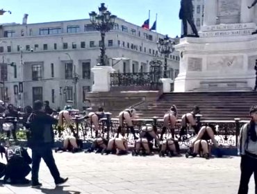 Mujeres con colas de caballo: Criticada performance de colectivo feminista en la plaza Sotomayor de Valparaíso