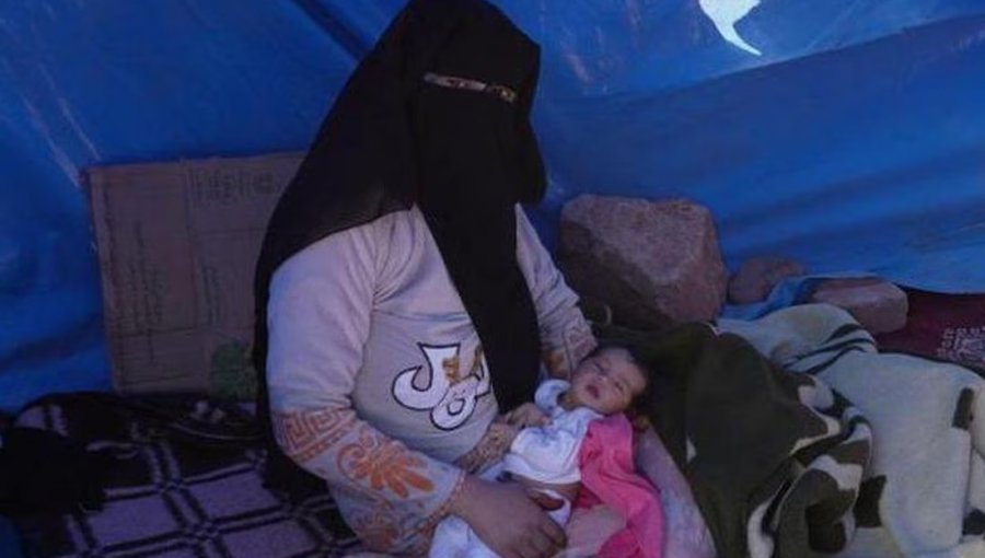 La bebé que nació unos minutos antes del terremoto en Marruecos y espera por ayuda en una carpa con su familia