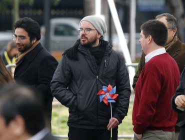 Giorgio Jackson reapareció públicamente tras su renuncia: Presenció acto por los 50 años del golpe en el exterior de La Moneda