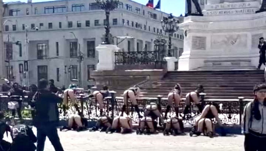 Mujeres con colas de caballo: Criticada performance de colectivo feminista en la plaza Sotomayor de Valparaíso