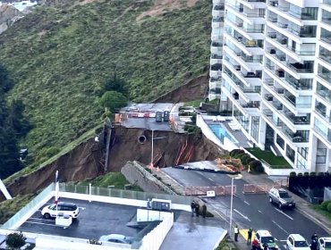 Intensas precipitaciones extienden peligroso socavón en el límite entre Reñaca y Concón: vecinos de otros edificios fueron evacuados