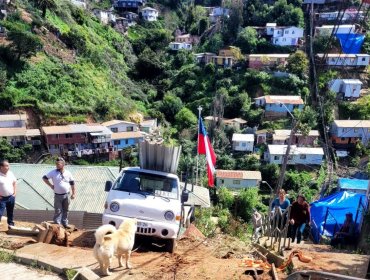 Camión con carga de fierro desbarranca al fondo de una quebrada en sector Chorrillos de Viña del Mar