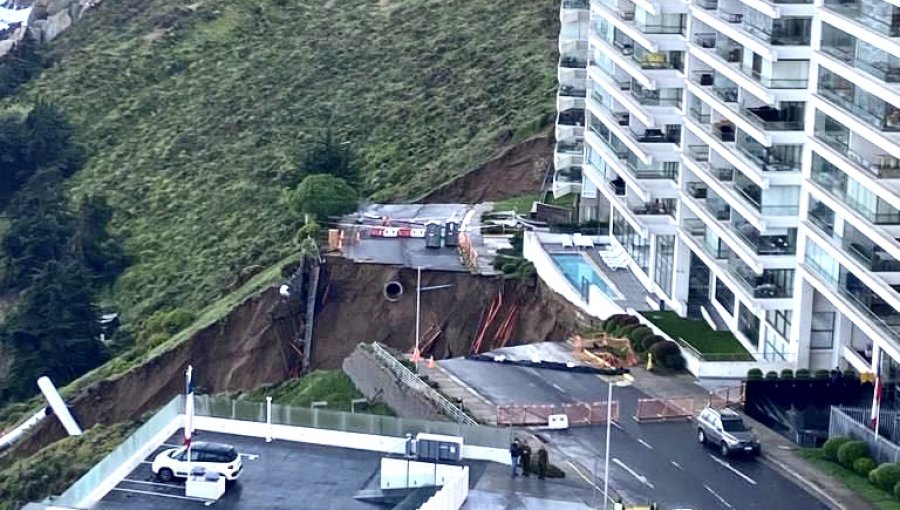 Intensas precipitaciones extienden peligroso socavón en el límite entre Reñaca y Concón: vecinos de otros edificios fueron evacuados