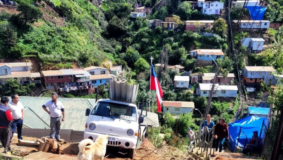 Camión con carga de fierro desbarranca al fondo de una quebrada en sector Chorrillos de Viña del Mar