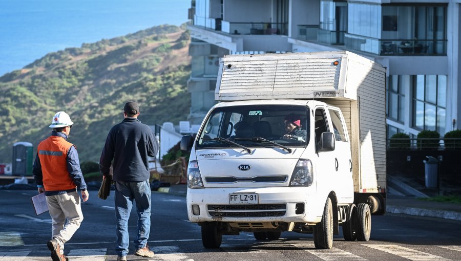 Ordenan evacuación preventiva de otros dos edificios del límite entre Reñaca y Concón tras nuevo socavón en el campo dunar